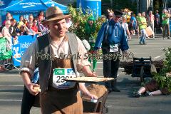 Insgesamt 9000 Teilnehmer gingen beim 11. Siegerländer AOK-Firmenlauf auf die 5.535 Meter lange Strrecke mit Start am Bismarckplatz bis in die Siegener Innenstadt und zurück. Ein Rekordergebnis, denn damit war die größte Breitensportveranstaltung Südwestfalens erstmals komplett ausgebucht!