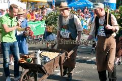 Insgesamt 9000 Teilnehmer gingen beim 11. Siegerländer AOK-Firmenlauf auf die 5.535 Meter lange Strrecke mit Start am Bismarckplatz bis in die Siegener Innenstadt und zurück. Ein Rekordergebnis, denn damit war die größte Breitensportveranstaltung Südwestfalens erstmals komplett ausgebucht!