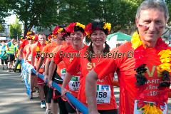 Insgesamt 9000 Teilnehmer gingen beim 11. Siegerländer AOK-Firmenlauf auf die 5.535 Meter lange Strrecke mit Start am Bismarckplatz bis in die Siegener Innenstadt und zurück. Ein Rekordergebnis, denn damit war die größte Breitensportveranstaltung Südwestfalens erstmals komplett ausgebucht!