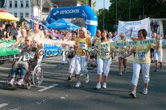 Insgesamt 9000 Teilnehmer gingen beim 11. Siegerländer AOK-Firmenlauf auf die 5.535 Meter lange Strrecke mit Start am Bismarckplatz bis in die Siegener Innenstadt und zurück. Ein Rekordergebnis, denn damit war die größte Breitensportveranstaltung Südwestfalens erstmals komplett ausgebucht!