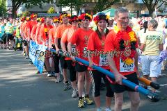 Insgesamt 9000 Teilnehmer gingen beim 11. Siegerländer AOK-Firmenlauf auf die 5.535 Meter lange Strrecke mit Start am Bismarckplatz bis in die Siegener Innenstadt und zurück. Ein Rekordergebnis, denn damit war die größte Breitensportveranstaltung Südwestfalens erstmals komplett ausgebucht!