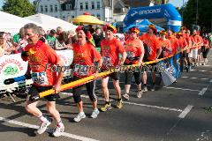 Insgesamt 9000 Teilnehmer gingen beim 11. Siegerländer AOK-Firmenlauf auf die 5.535 Meter lange Strrecke mit Start am Bismarckplatz bis in die Siegener Innenstadt und zurück. Ein Rekordergebnis, denn damit war die größte Breitensportveranstaltung Südwestfalens erstmals komplett ausgebucht!