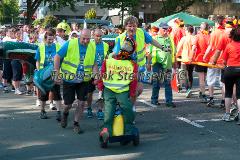 Insgesamt 9000 Teilnehmer gingen beim 11. Siegerländer AOK-Firmenlauf auf die 5.535 Meter lange Strrecke mit Start am Bismarckplatz bis in die Siegener Innenstadt und zurück. Ein Rekordergebnis, denn damit war die größte Breitensportveranstaltung Südwestfalens erstmals komplett ausgebucht!