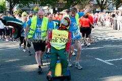 Insgesamt 9000 Teilnehmer gingen beim 11. Siegerländer AOK-Firmenlauf auf die 5.535 Meter lange Strrecke mit Start am Bismarckplatz bis in die Siegener Innenstadt und zurück. Ein Rekordergebnis, denn damit war die größte Breitensportveranstaltung Südwestfalens erstmals komplett ausgebucht!