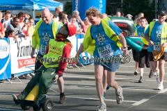 Insgesamt 9000 Teilnehmer gingen beim 11. Siegerländer AOK-Firmenlauf auf die 5.535 Meter lange Strrecke mit Start am Bismarckplatz bis in die Siegener Innenstadt und zurück. Ein Rekordergebnis, denn damit war die größte Breitensportveranstaltung Südwestfalens erstmals komplett ausgebucht!