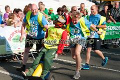 Insgesamt 9000 Teilnehmer gingen beim 11. Siegerländer AOK-Firmenlauf auf die 5.535 Meter lange Strrecke mit Start am Bismarckplatz bis in die Siegener Innenstadt und zurück. Ein Rekordergebnis, denn damit war die größte Breitensportveranstaltung Südwestfalens erstmals komplett ausgebucht!