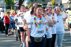 Insgesamt 9000 Teilnehmer gingen beim 11. Siegerländer AOK-Firmenlauf auf die 5.535 Meter lange Strrecke mit Start am Bismarckplatz bis in die Siegener Innenstadt und zurück. Ein Rekordergebnis, denn damit war die größte Breitensportveranstaltung Südwestfalens erstmals komplett ausgebucht!