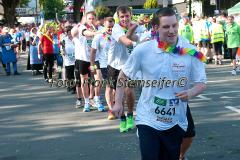 Insgesamt 9000 Teilnehmer gingen beim 11. Siegerländer AOK-Firmenlauf auf die 5.535 Meter lange Strrecke mit Start am Bismarckplatz bis in die Siegener Innenstadt und zurück. Ein Rekordergebnis, denn damit war die größte Breitensportveranstaltung Südwestfalens erstmals komplett ausgebucht!