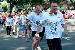 Insgesamt 9000 Teilnehmer gingen beim 11. Siegerländer AOK-Firmenlauf auf die 5.535 Meter lange Strrecke mit Start am Bismarckplatz bis in die Siegener Innenstadt und zurück. Ein Rekordergebnis, denn damit war die größte Breitensportveranstaltung Südwestfalens erstmals komplett ausgebucht!
