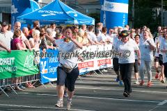 Insgesamt 9000 Teilnehmer gingen beim 11. Siegerländer AOK-Firmenlauf auf die 5.535 Meter lange Strrecke mit Start am Bismarckplatz bis in die Siegener Innenstadt und zurück. Ein Rekordergebnis, denn damit war die größte Breitensportveranstaltung Südwestfalens erstmals komplett ausgebucht!