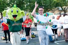 Insgesamt 9000 Teilnehmer gingen beim 11. Siegerländer AOK-Firmenlauf auf die 5.535 Meter lange Strrecke mit Start am Bismarckplatz bis in die Siegener Innenstadt und zurück. Ein Rekordergebnis, denn damit war die größte Breitensportveranstaltung Südwestfalens erstmals komplett ausgebucht!