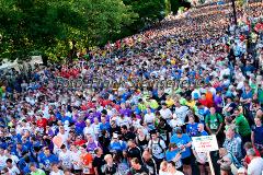 Insgesamt 9000 Teilnehmer gingen beim 11. Siegerländer AOK-Firmenlauf auf die 5.535 Meter lange Strrecke mit Start am Bismarckplatz bis in die Siegener Innenstadt und zurück. Ein Rekordergebnis, denn damit war die größte Breitensportveranstaltung Südwestfalens erstmals komplett ausgebucht!