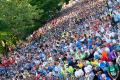 Insgesamt 9000 Teilnehmer gingen beim 11. Siegerländer AOK-Firmenlauf auf die 5.535 Meter lange Strrecke mit Start am Bismarckplatz bis in die Siegener Innenstadt und zurück. Ein Rekordergebnis, denn damit war die größte Breitensportveranstaltung Südwestfalens erstmals komplett ausgebucht!