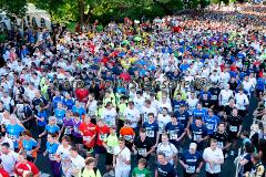 Insgesamt 9000 Teilnehmer gingen beim 11. Siegerländer AOK-Firmenlauf auf die 5.535 Meter lange Strrecke mit Start am Bismarckplatz bis in die Siegener Innenstadt und zurück. Ein Rekordergebnis, denn damit war die größte Breitensportveranstaltung Südwestfalens erstmals komplett ausgebucht!