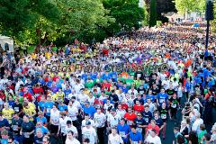 Insgesamt 9000 Teilnehmer gingen beim 11. Siegerländer AOK-Firmenlauf auf die 5.535 Meter lange Strrecke mit Start am Bismarckplatz bis in die Siegener Innenstadt und zurück. Ein Rekordergebnis, denn damit war die größte Breitensportveranstaltung Südwestfalens erstmals komplett ausgebucht!