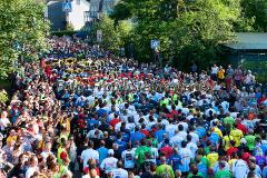 Insgesamt 9000 Teilnehmer gingen beim 11. Siegerländer AOK-Firmenlauf auf die 5.535 Meter lange Strrecke mit Start am Bismarckplatz bis in die Siegener Innenstadt und zurück. Ein Rekordergebnis, denn damit war die größte Breitensportveranstaltung Südwestfalens erstmals komplett ausgebucht!