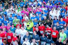 Insgesamt 9000 Teilnehmer gingen beim 11. Siegerländer AOK-Firmenlauf auf die 5.535 Meter lange Strrecke mit Start am Bismarckplatz bis in die Siegener Innenstadt und zurück. Ein Rekordergebnis, denn damit war die größte Breitensportveranstaltung Südwestfalens erstmals komplett ausgebucht!