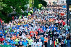 Insgesamt 9000 Teilnehmer gingen beim 11. Siegerländer AOK-Firmenlauf auf die 5.535 Meter lange Strrecke mit Start am Bismarckplatz bis in die Siegener Innenstadt und zurück. Ein Rekordergebnis, denn damit war die größte Breitensportveranstaltung Südwestfalens erstmals komplett ausgebucht!