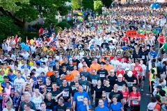 Insgesamt 9000 Teilnehmer gingen beim 11. Siegerländer AOK-Firmenlauf auf die 5.535 Meter lange Strrecke mit Start am Bismarckplatz bis in die Siegener Innenstadt und zurück. Ein Rekordergebnis, denn damit war die größte Breitensportveranstaltung Südwestfalens erstmals komplett ausgebucht!