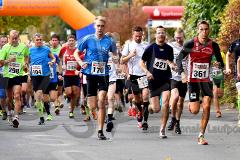 30. Hachenburger Löwenlauf - 
9. Lauf Ausdauer-Cup 2016
Start frei zum Lauf über 10 Kilometer - mit der Startnummer 361 der spätere Sieger Simon Huckestein (SG Wenden) sowie der Zweitplatzierte Tobias Lautwein (Nr. 9) vom Team TVE Netphen und Max Uloth (Nr. 22/Stoffwechselschmiede), Sieger der Klasse U20 – sowie Florian Reusch (228/TuS Dierdorf), Winfried Kurze (298/Lauftreff Eiserfeld), Bernd Brenner (359/SVS Emmerzhausen), der Sieger der Hauptklasse Lennart Stühn (170/SVS Emmerzhausen), Dennis Pauschert (15/SVS Emmerzhausen), Gerhard Scheider (33/verdeckt/TuS Deuz), Stefan Brockfeld (8/TuS Deuz), Sebastian Weber (16/TuS Deuz).