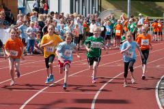 128 Schülerinnen und Schüler aus 8 Grundschulen nahmen an der vierten Auflage des Mocki-Cups teil -- einem Lauftalent-Sichtungswettbewerbes im Rahmen des Projekts "Erfolg mit SchuSS" - Schule und Sport Siegen. Ausrichter war erneut der CLV Siegerland. Den großen Wanderpokal staubte erneut die Grundschule Wilgersdorf ab, die den Preis zum dritten Mal gewann und somit die Trophäe endgültig in Besitz nehmen kann.