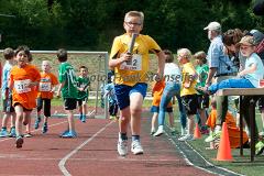 128 Schülerinnen und Schüler aus 8 Grundschulen nahmen an der vierten Auflage des Mocki-Cups teil -- einem Lauftalent-Sichtungswettbewerbes im Rahmen des Projekts "Erfolg mit SchuSS" - Schule und Sport Siegen. Ausrichter war erneut der CLV Siegerland. Den großen Wanderpokal staubte erneut die Grundschule Wilgersdorf ab, die den Preis zum dritten Mal gewann und somit die Trophäe endgültig in Besitz nehmen kann.